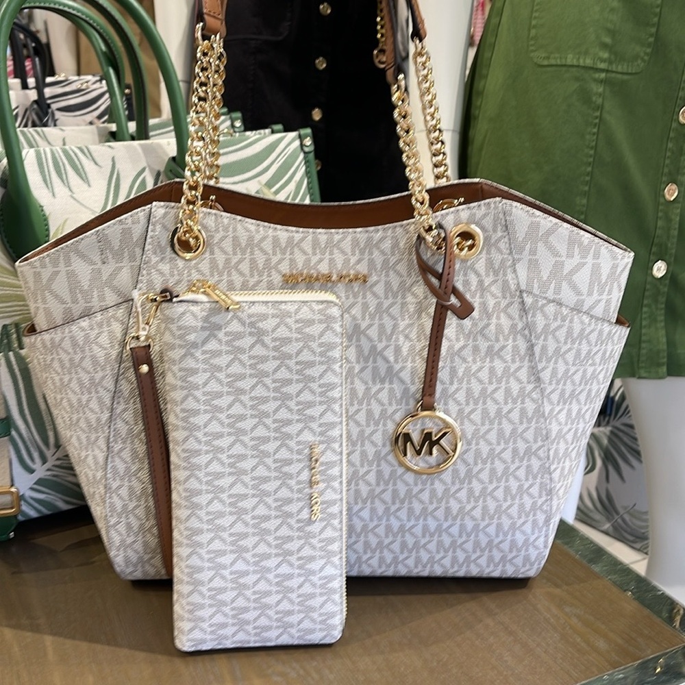 MICHAEL KORS
Jet Set Lg Shoulder Bag & JST Lg Travel CONTINENTAL wallet-wristlt - Picture 2 of 16